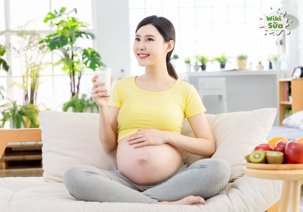 Bà bầu nên uống sữa đúng thời điểm để hấp thu tốt nhất