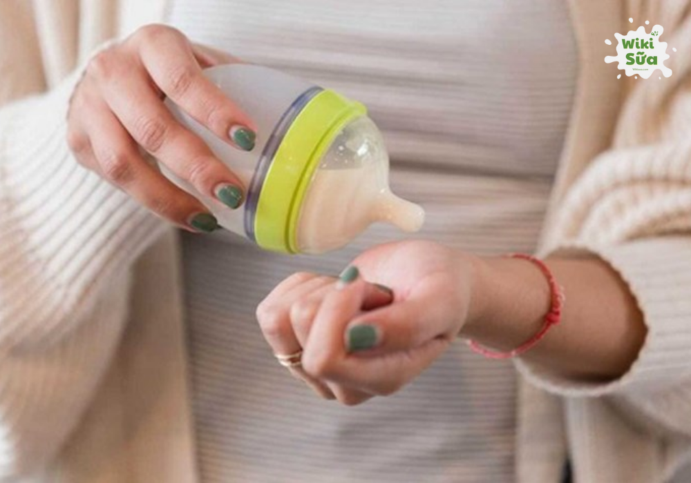 Mẹ nên nhỏ vài giọt sữa lên cổ tay để thử nhiệt độ trước khi cho bé uống sữa