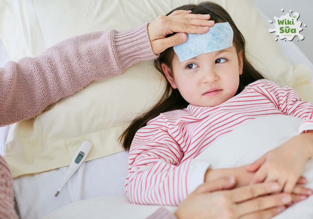 Trẻ bị sốt khi bị nhiễm khuẩn đường ruột