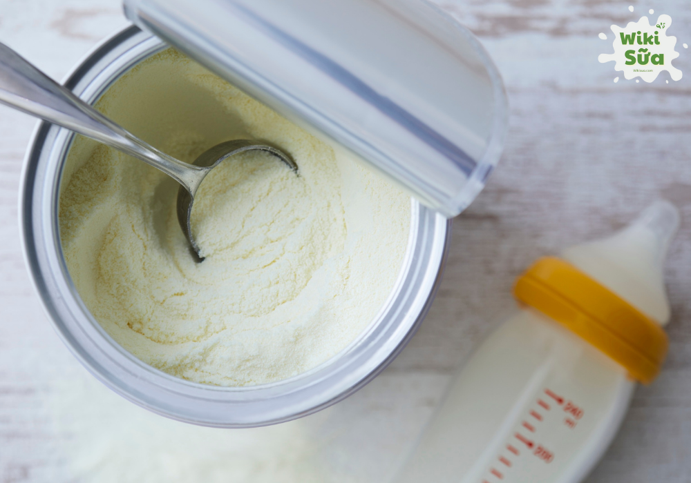 Pha sữa phát triển trí não cho trẻ 1 tuổi đúng cách 