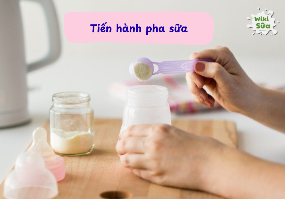 Tiến hành pha sữa theo hướng dẫn 