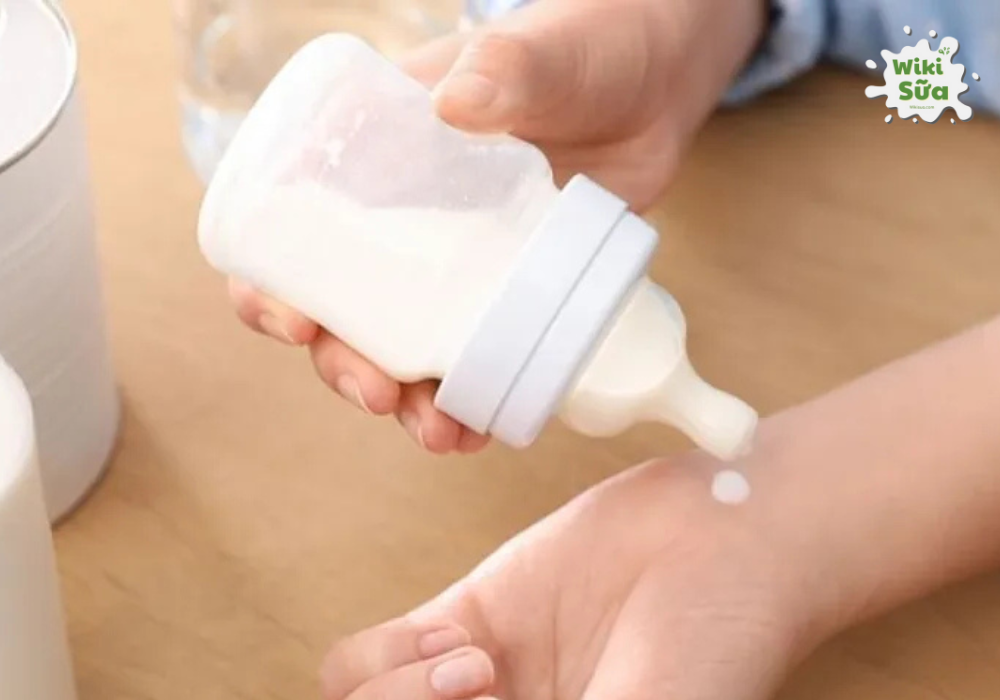 Nhỏ sữa ra cổ tay để kiểm tra nhiệt độ sữa 