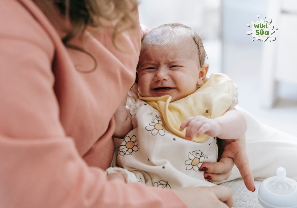 Ba mẹ cần đưa bé đến bác sĩ nhi khoa để kiểm tra khi bé mệt mỏi, ít hoạt động, ngủ nhiều hơn bình thường, hoặc hay ốm vặt