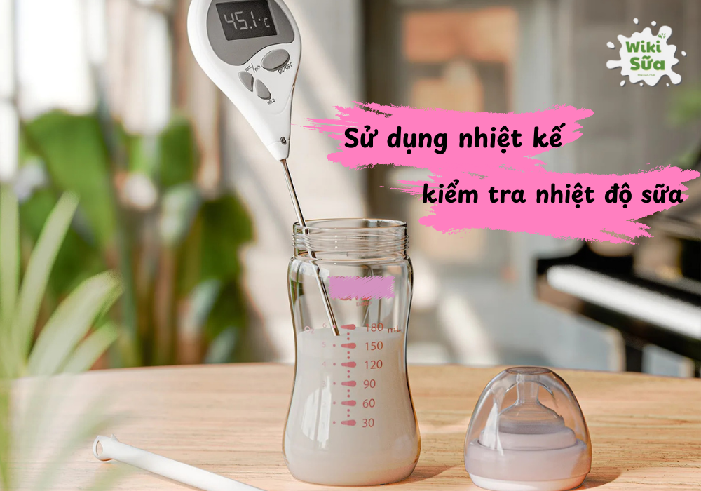 Kiểm tra nhiệt độ sữa trước khi cho bé bú